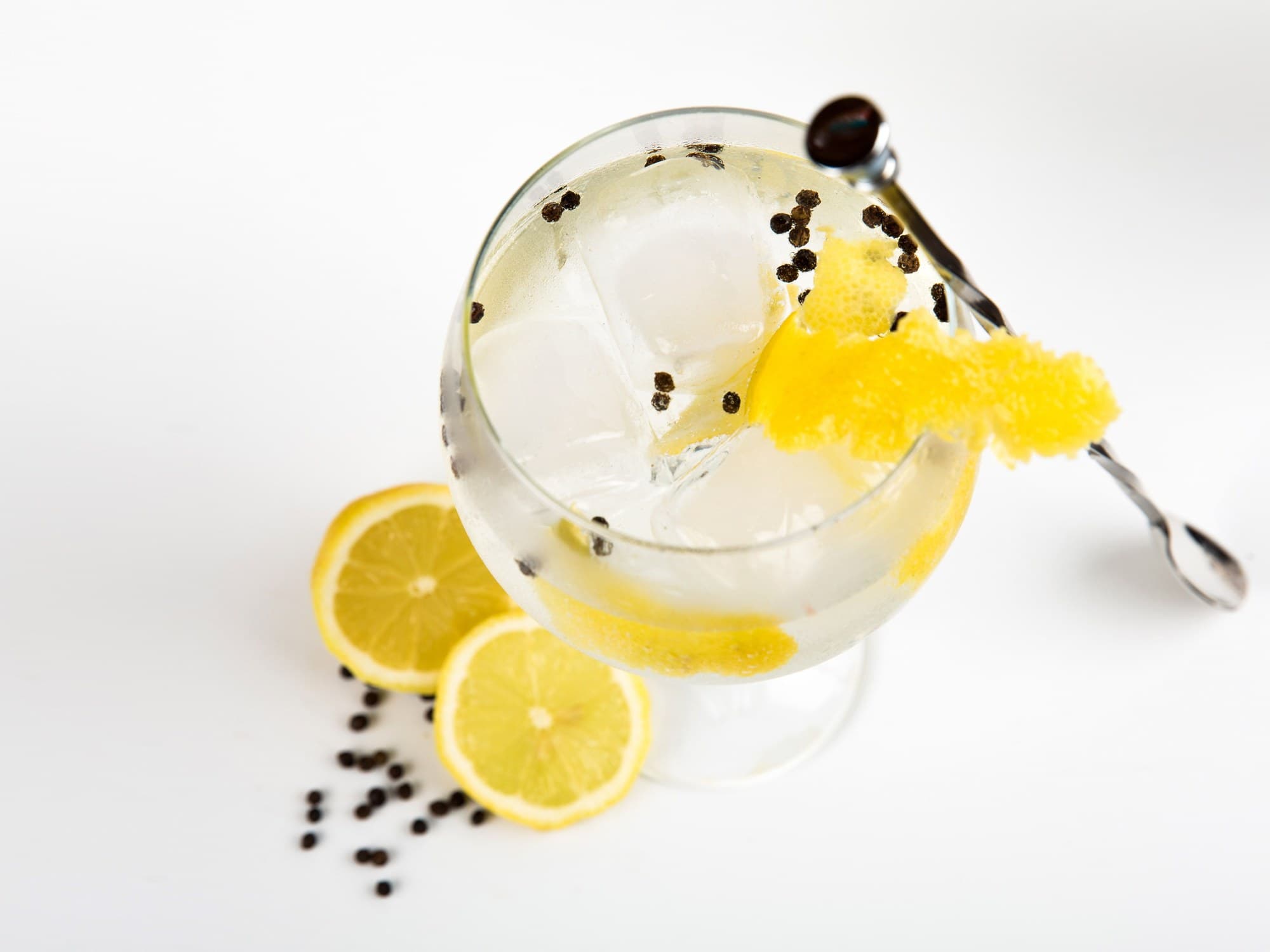 A gin and tonic with lemon